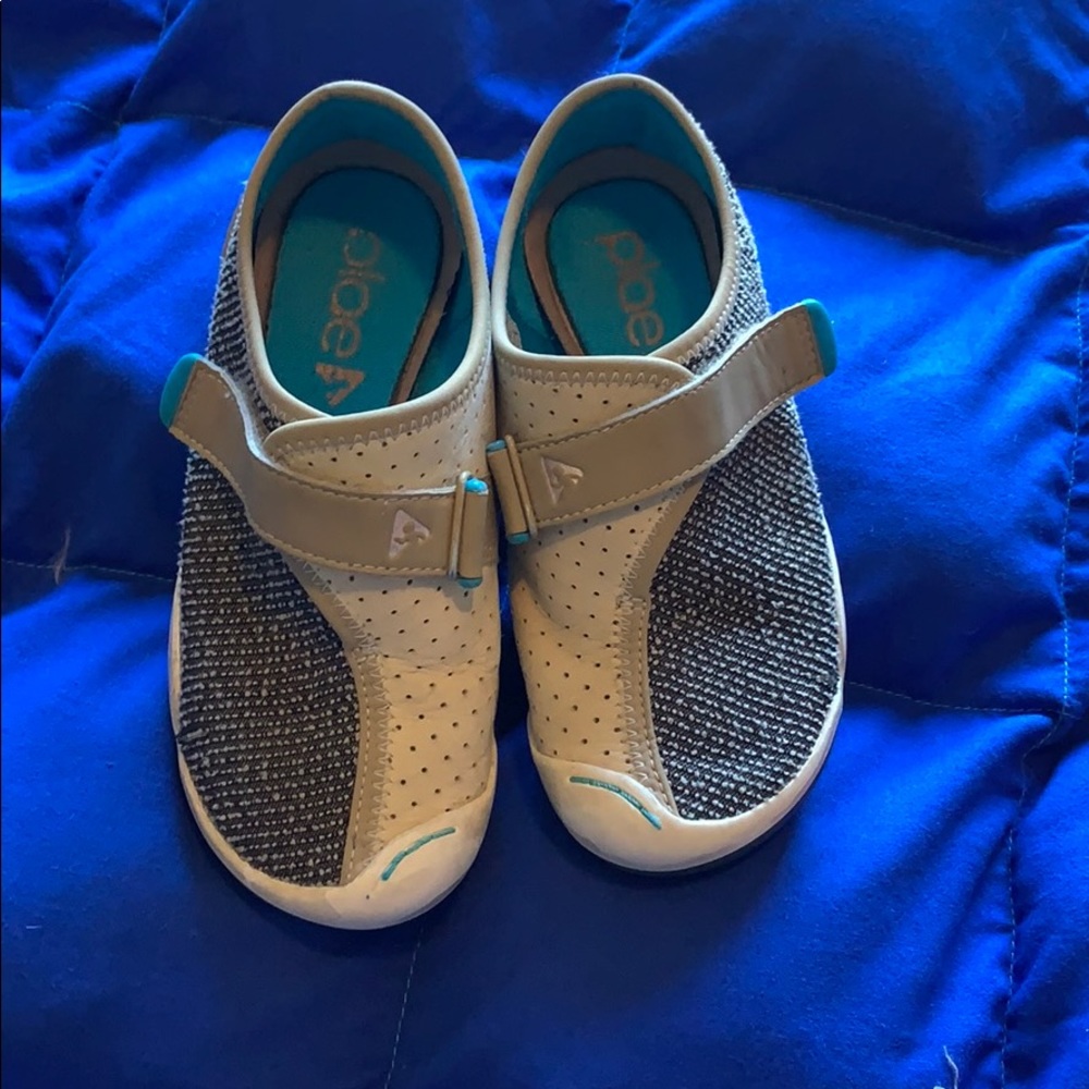 VGUC Plae Cam boys shoes - size 13